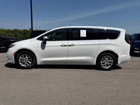 Used 2023 Chrysler Pacifica Touring-L FWD image 7