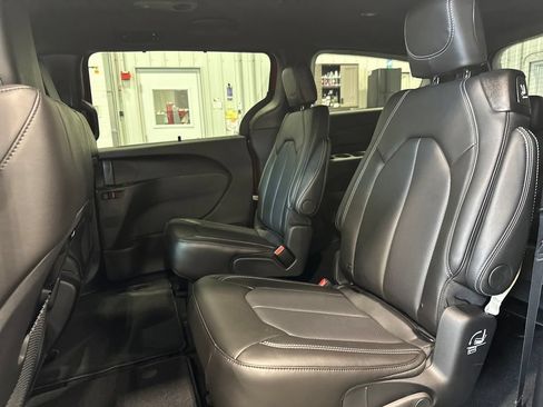 New 2027 Chrysler Pacifica Select AWD/4WD image 25