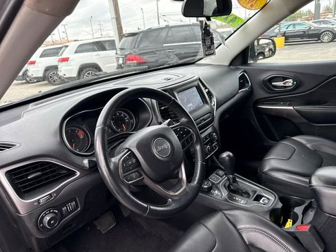 Used 2019 Jeep Cherokee Latitude Plus AWD/4WD image 8