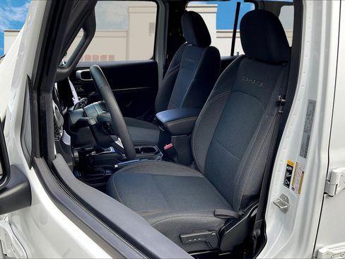 Used 2024 Jeep Wrangler Sahara image 21