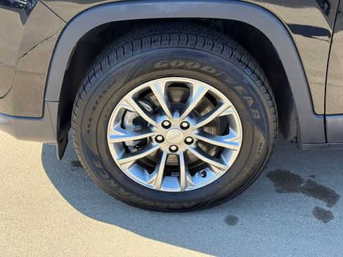 Used 2021 Jeep Cherokee Latitude Lux w/ Sun & Sound Group AWD/4WD image 12