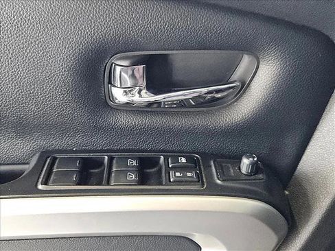 Used 2018 Nissan Titan SV w/ SV Convenience Package image 5