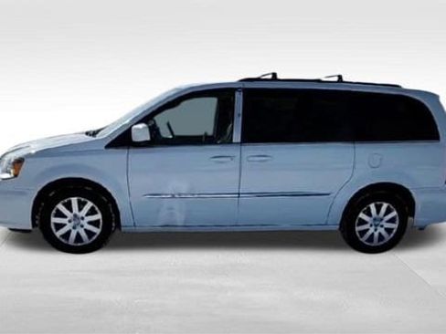 Used 2016 Chrysler Town & Country Touring image 5