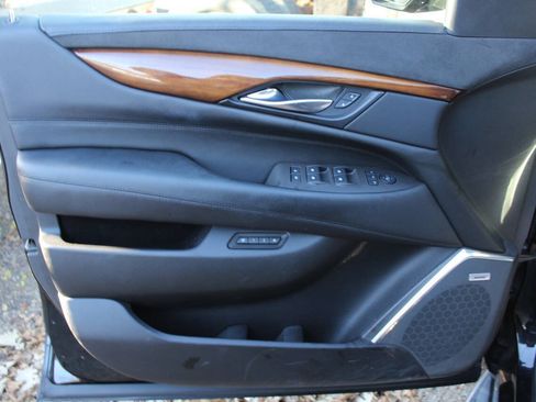 Used 2017 Cadillac Escalade Luxury AWD/4WD image 18