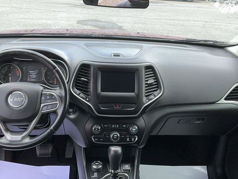 Used 2019 Jeep Cherokee Latitude Plus AWD/4WD image 18