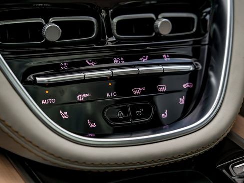 Used 2021 Aston Martin DBX image 32