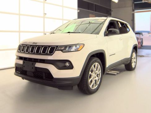 Used 2023 Jeep Compass Latitude AWD/4WD image 2