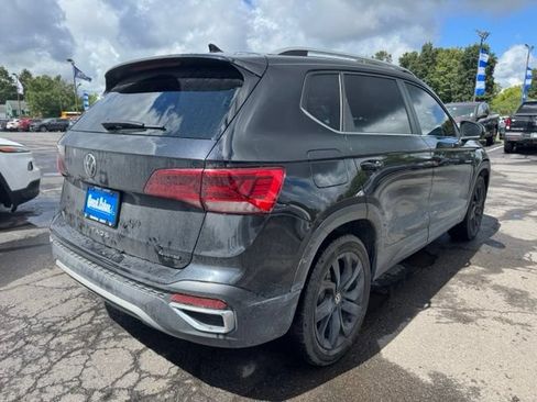 Used 2022 Volkswagen Taos SE w/ Panoramic Sunroof Package AWD/4WD image 2