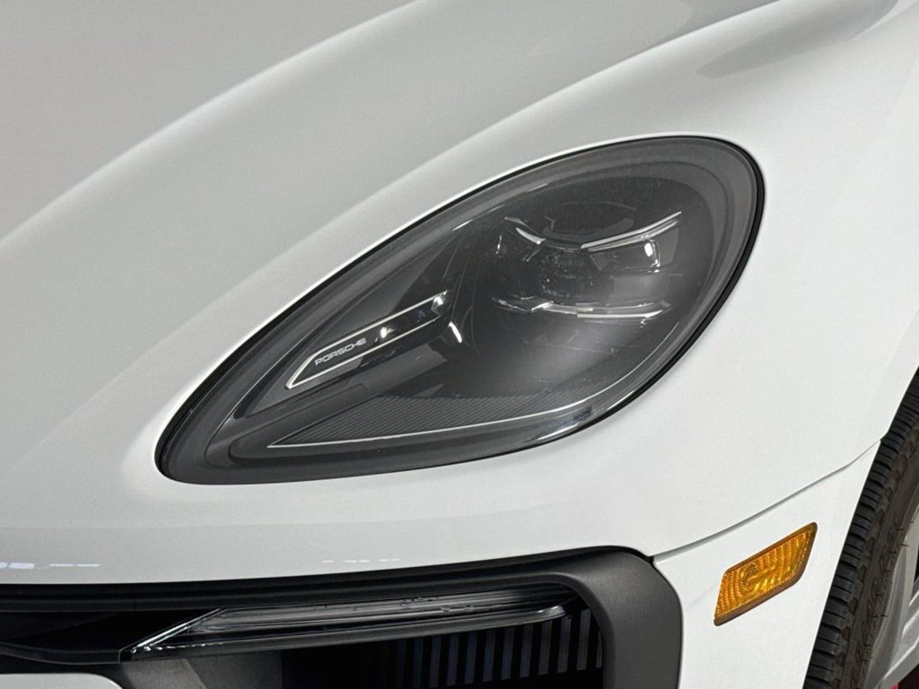 Certified 2024 Porsche Macan S AWD/4WD image 28