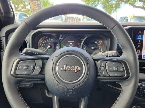 Used 2025 Jeep Wrangler Unlimited Rubicon 4xe w/ Convenience Group AWD/4WD image 16