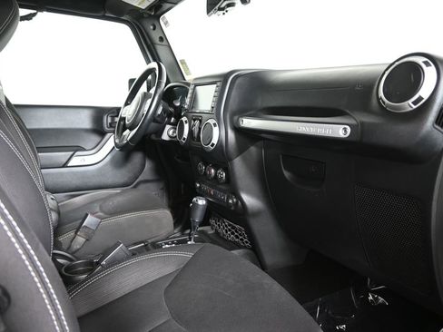 Used 2018 Jeep Wrangler Unlimited Rubicon w/ Dual Top Group AWD/4WD image 16