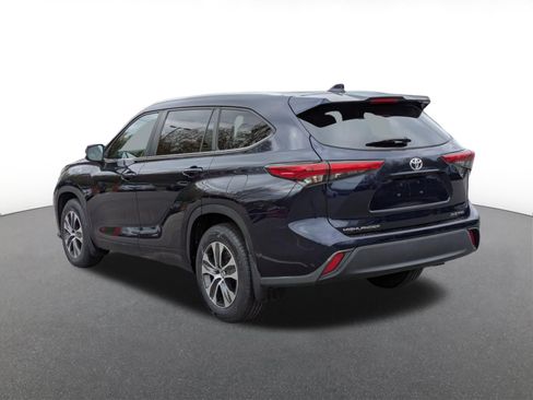 Used 2023 Toyota Highlander XLE AWD/4WD image 4