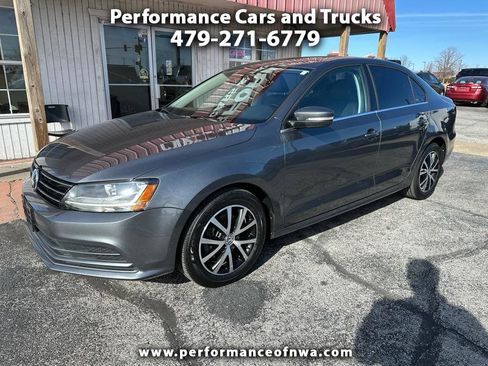 Used 2017 Volkswagen Jetta SE image 1
