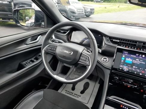 Used 2023 Jeep Grand Cherokee Altitude AWD/4WD image 18