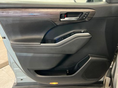 Used 2020 Toyota Highlander Limited image 14