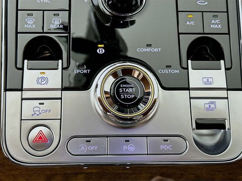 Used 2022 Bentley Flying Spur V8 AWD/4WD image 22