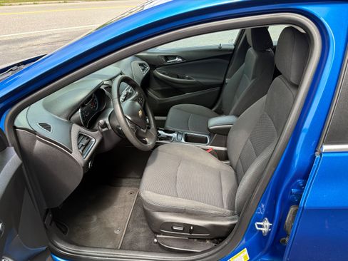 Used 2017 Chevrolet Cruze LT w/ Convenience Package FWD image 10