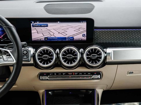 Used 2025 Mercedes-Benz GLB 250 4MATIC image 11