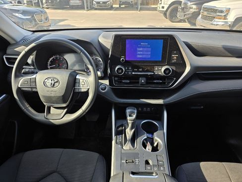 Used 2025 Toyota Highlander LE FWD image 34