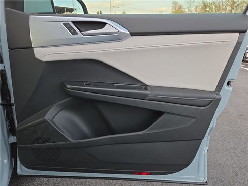 Used 2025 Volkswagen Taos SE w/ Panoramic Sunroof Package image 26