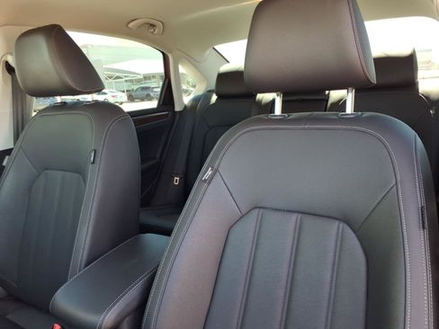 Certified 2022 Volkswagen Passat 2.0T image 19