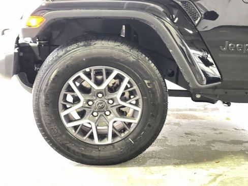 Used 2025 Jeep Wrangler Sahara image 29