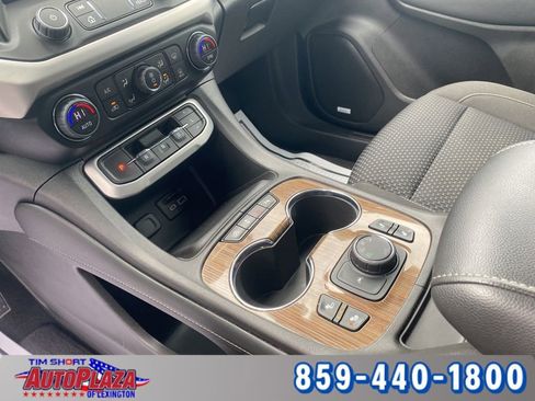 Used 2023 GMC Acadia SLE w/ Driver Convenience Package image 17