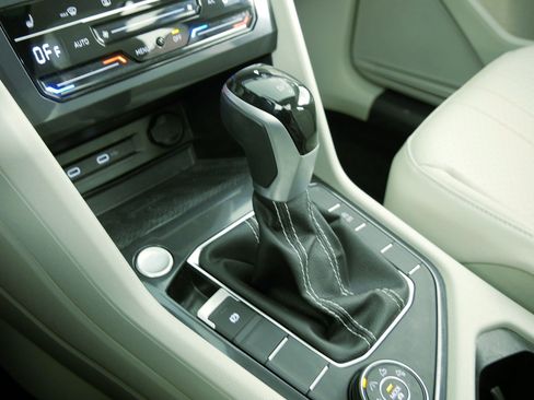 Certified 2022 Volkswagen Tiguan SE w/ Panoramic Sunroof Package image 19