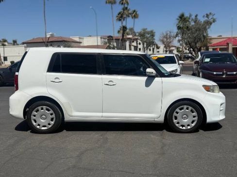 Used 2014 Scion xB FWD image 2