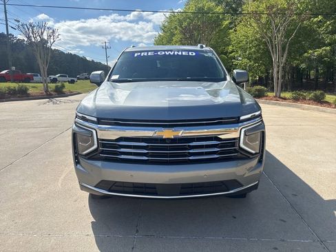 Used 2025 Chevrolet Suburban LT image 2