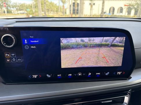 Used 2025 Chevrolet Traverse LT image 26