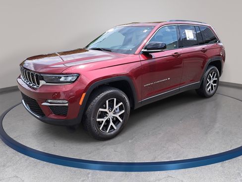 Used 2025 Jeep Grand Cherokee Limited RWD image 1