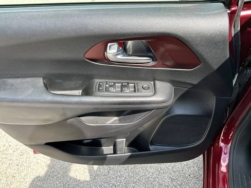Used 2019 Chrysler Pacifica Touring-L FWD image 21