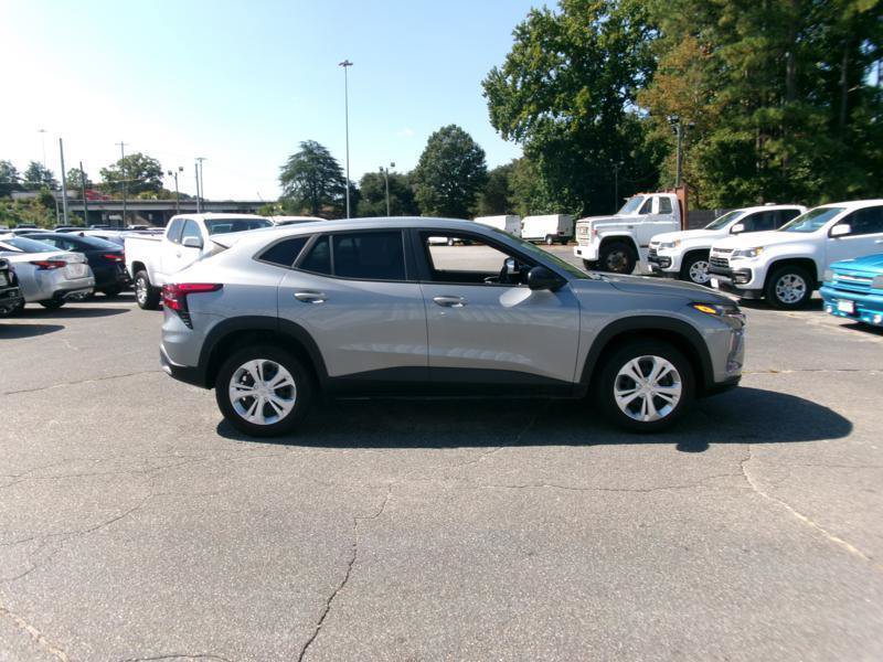 Used 2025 Chevrolet Trax LS w/ Driver Confidence Package FWD image 12