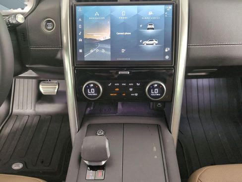 Certified 2025 Land Rover Discovery Dynamic SE image 21