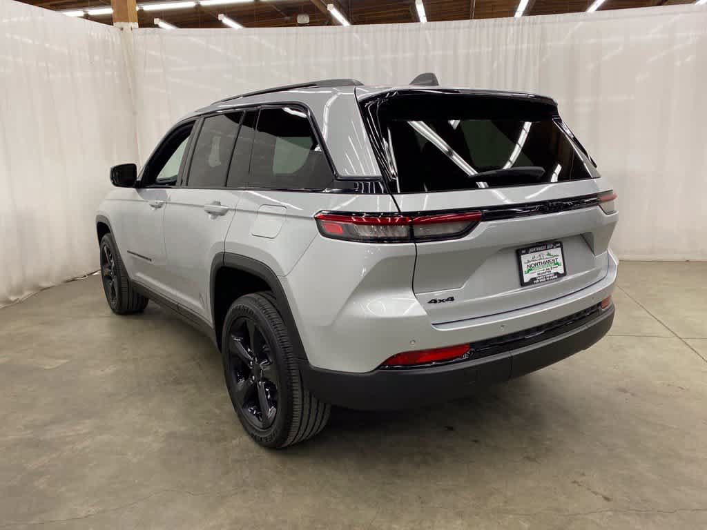 Used 2023 Jeep Grand Cherokee Altitude AWD/4WD image 4