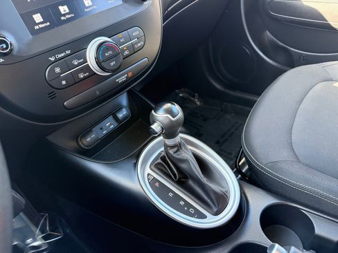 Used 2019 Kia Soul + image 13