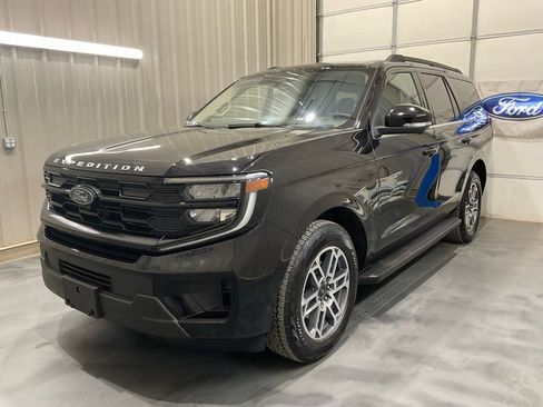 Used 2025 Ford Expedition Active image 3