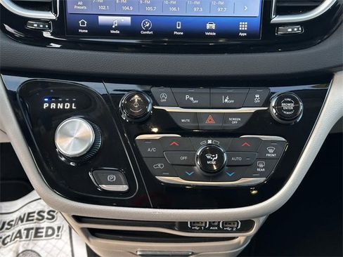 Used 2024 Chrysler Pacifica Touring-L image 18