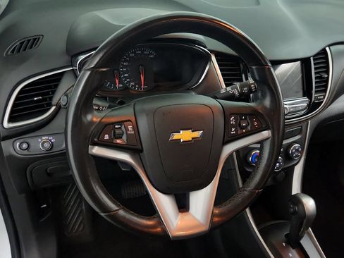 Used 2019 Chevrolet Trax LT w/ LT Convenience Package AWD/4WD image 18