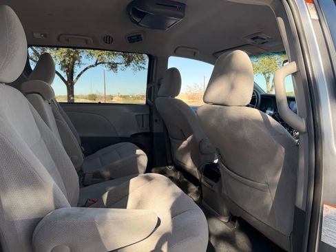 Used 2017 Toyota Sienna LE image 34