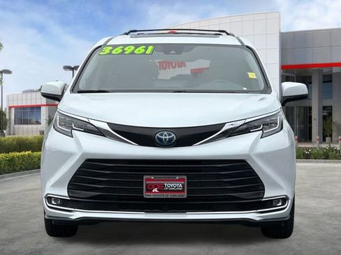 Used 2022 Toyota Sienna XLE w/ XLE Plus Package image 10