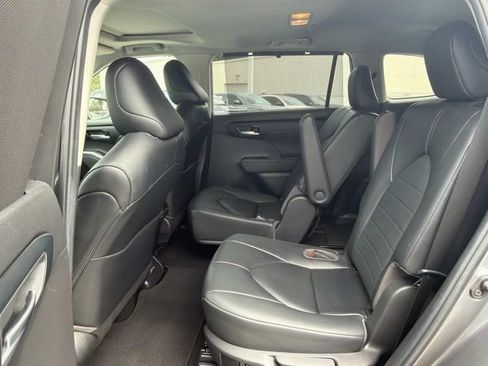 Used 2023 Toyota Highlander XLE FWD image 14
