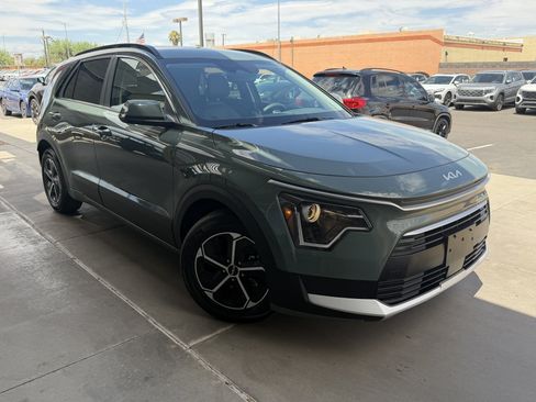 Used 2023 Kia Niro EX w/ EX Cold Weather Package FWD image 6