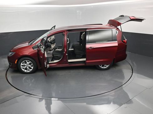 Used 2020 Chrysler Pacifica Touring w/ Tire & Wheel Group FWD image 17