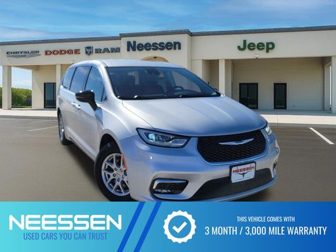 Used 2024 Chrysler Pacifica Touring-L image 1