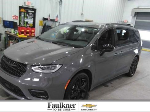 Used 2025 Chrysler Pacifica Limited image 1
