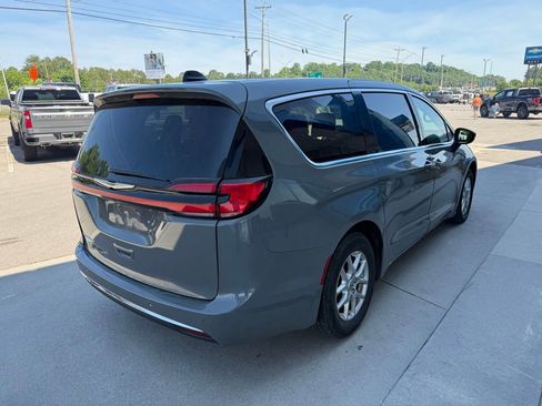 Used 2023 Chrysler Pacifica Touring-L FWD image 4