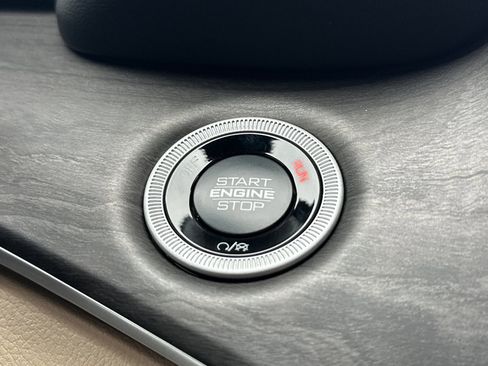 New 2025 Jeep Grand Cherokee L Limited w/ Luxury Tech Group II image 24