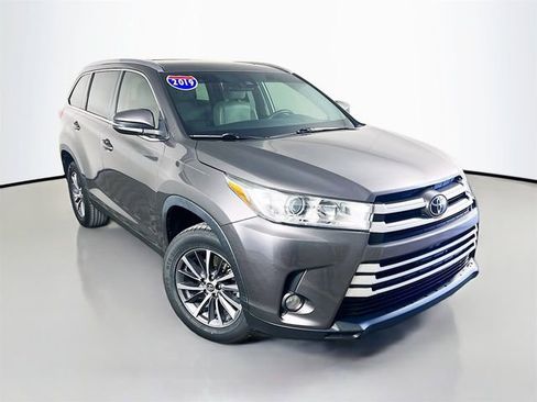 Used 2019 Toyota Highlander XLE FWD image 2
